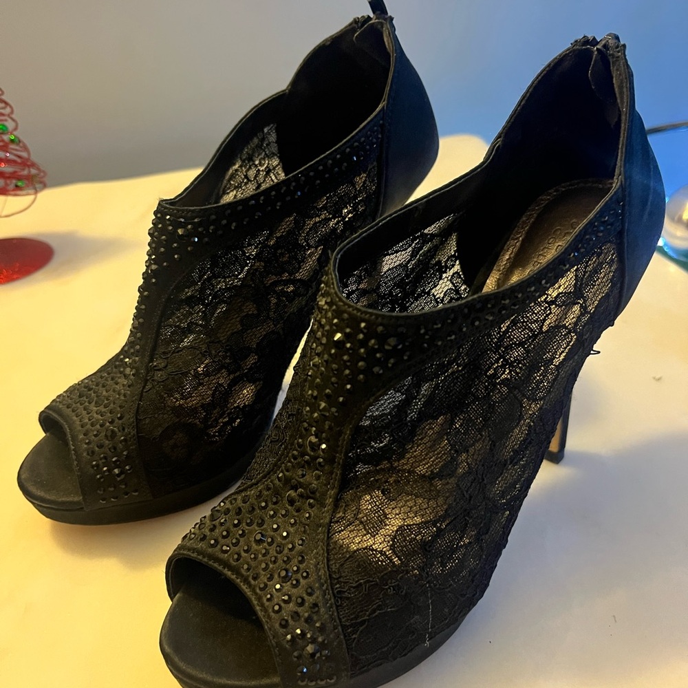 De Blossom Collection Black Lace Heels | Formal Footwear | Size 8.5